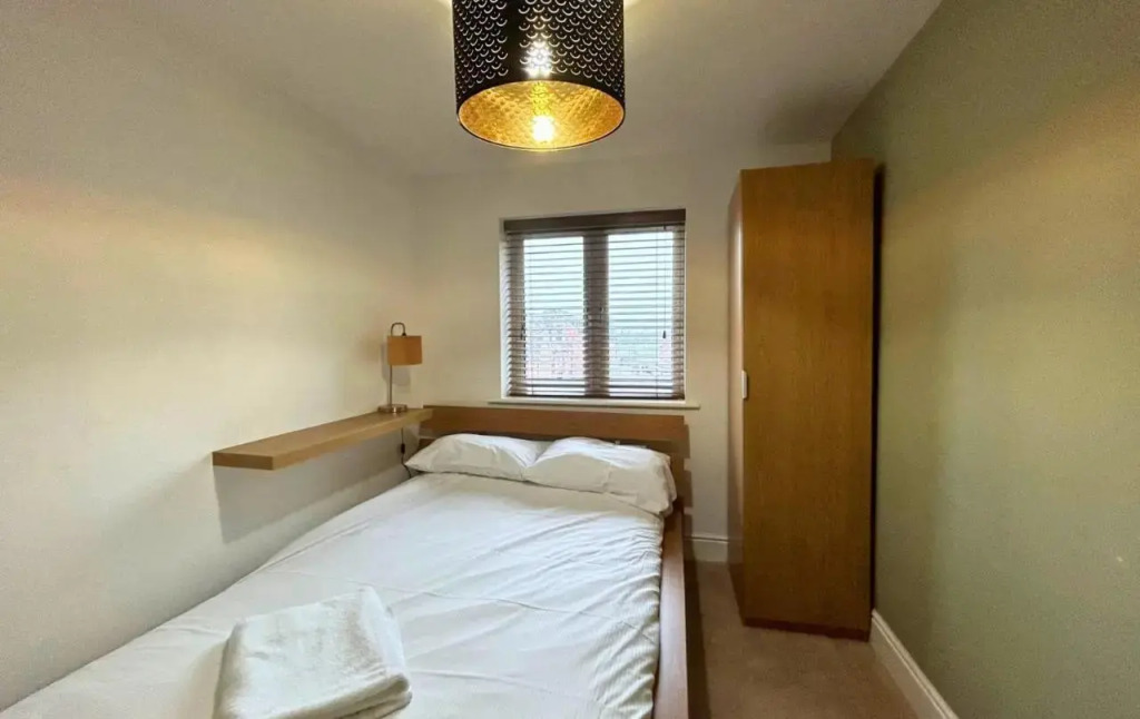 Bracknell Stylish 2 Bedroom Top Floor Apartment