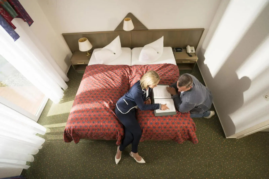 Das FRITZ Hotel Schwerin schöne Lage im Grünen mit regionaler Küche kostenfreien Parkplätzen und E Ladestation