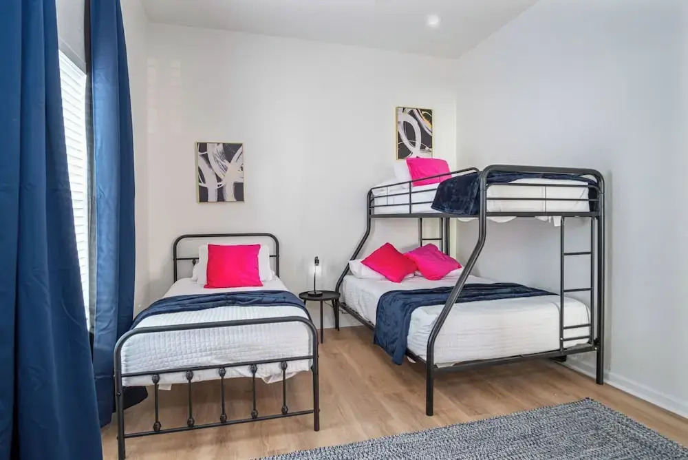 5br/3ba Minutes From the Action With Skyline Views