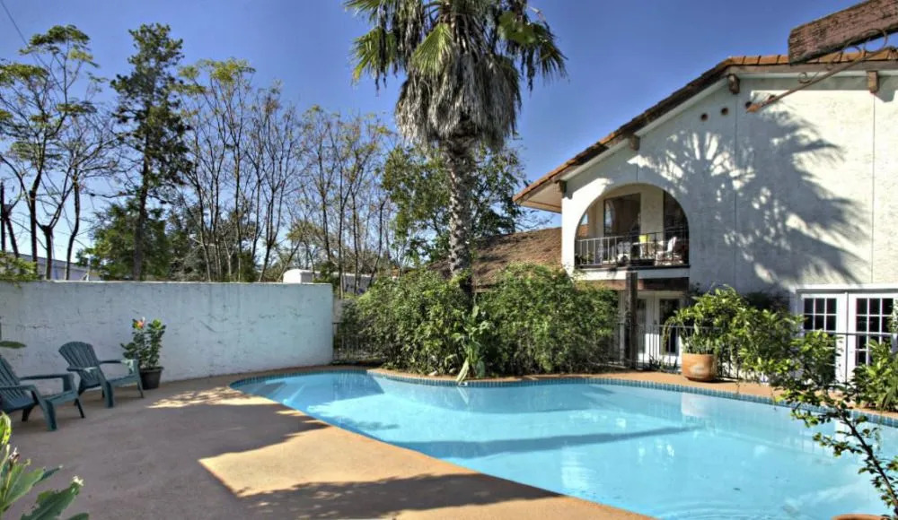 Lakehouse Bed and Breakfast