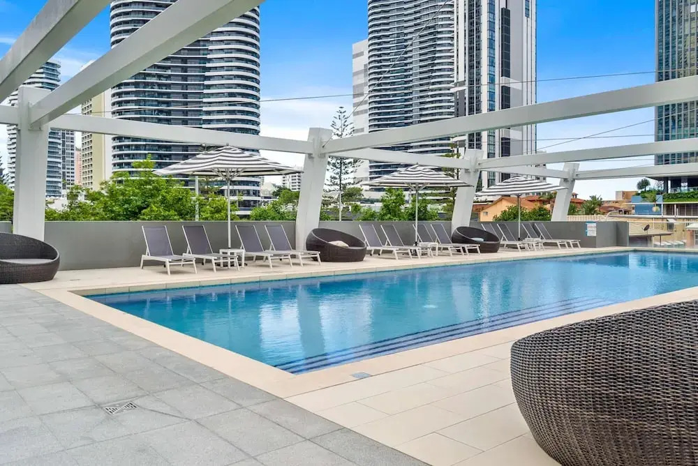 Elegant 2-bed With Stunning Views, Pool, Bbq, Gym