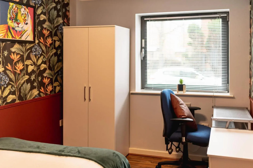 SideMersey Livings - Central Stay In 2 Bedroom Apartment with Parking