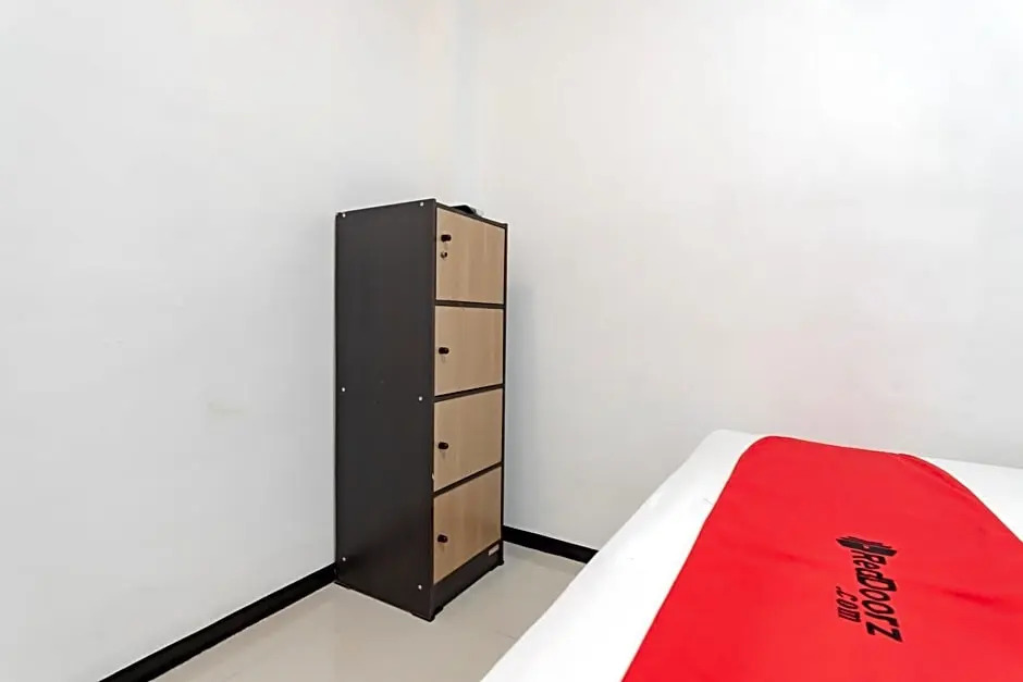 RedDoorz Syariah At Afifah Guest House near Bikasoga Sport Center