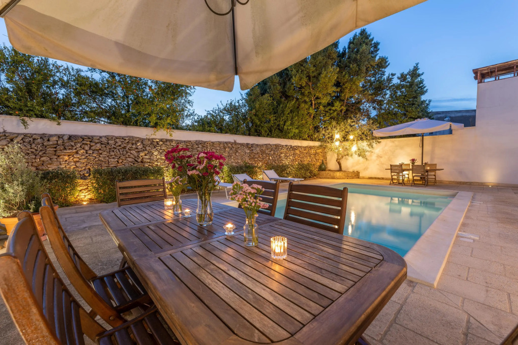 Large, Beautiful Apartment and Pool