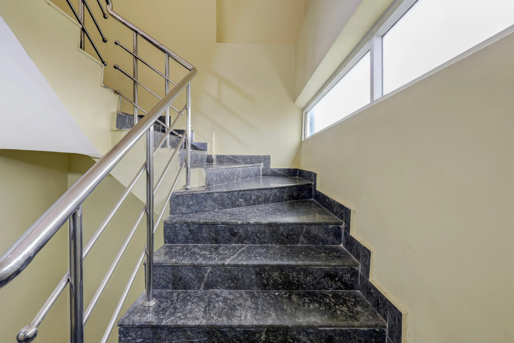 Super OYO Collection O Dr. NTR University Of Health Sciences Formerly Hotel V Elite