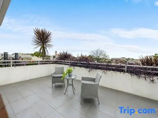 Rooftop 2 Bed Apt With Terrace at Newtown