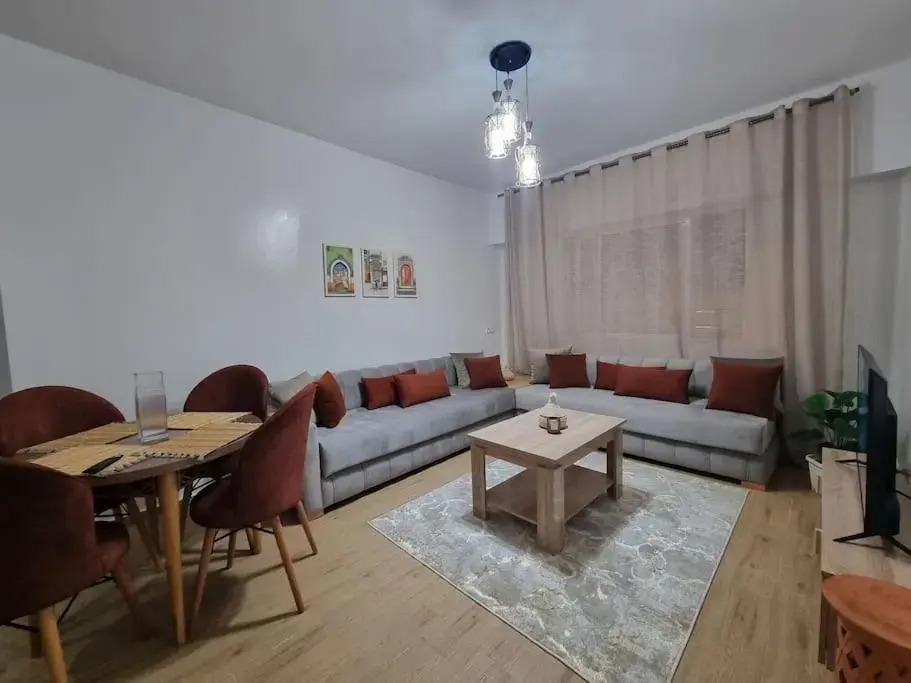 Spacious 2 BR near mausolée med V, 1min walk tram.