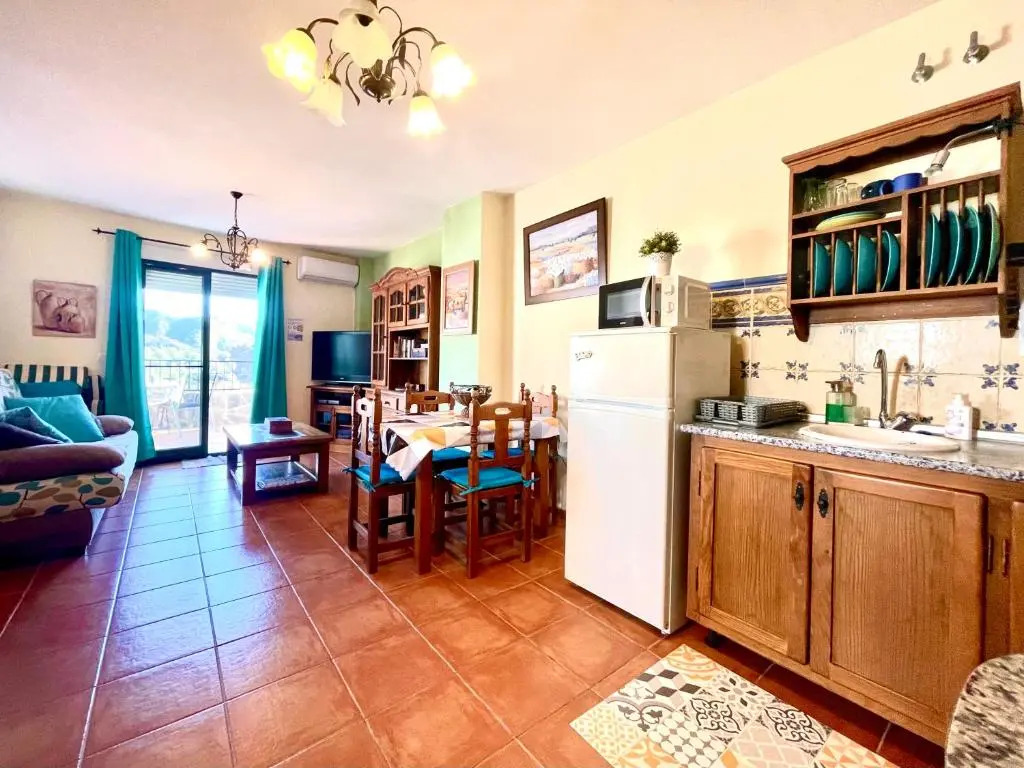 Apartamentos Axarquia 1, terraza privada con vistas a la montaña rio y al mar