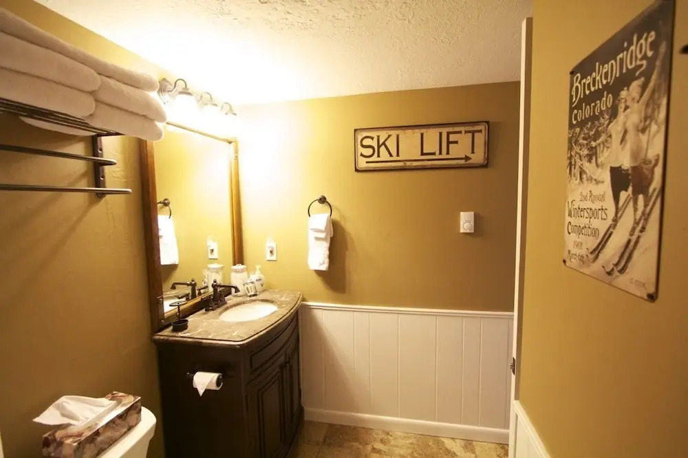 #1687 Ski-in, Ski-out Four Oclock Lodge, on the ski Run!