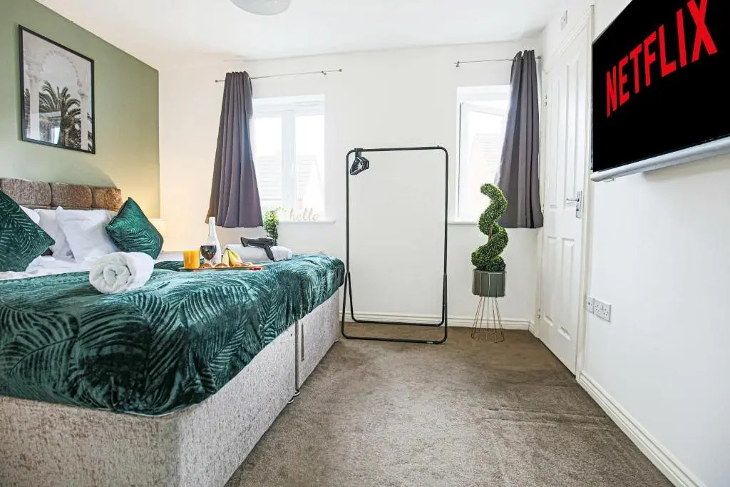 Oakridge House • Parking • Fast WiFi • Smart TVs • Garden • Self-Check-In • Yoko Property
