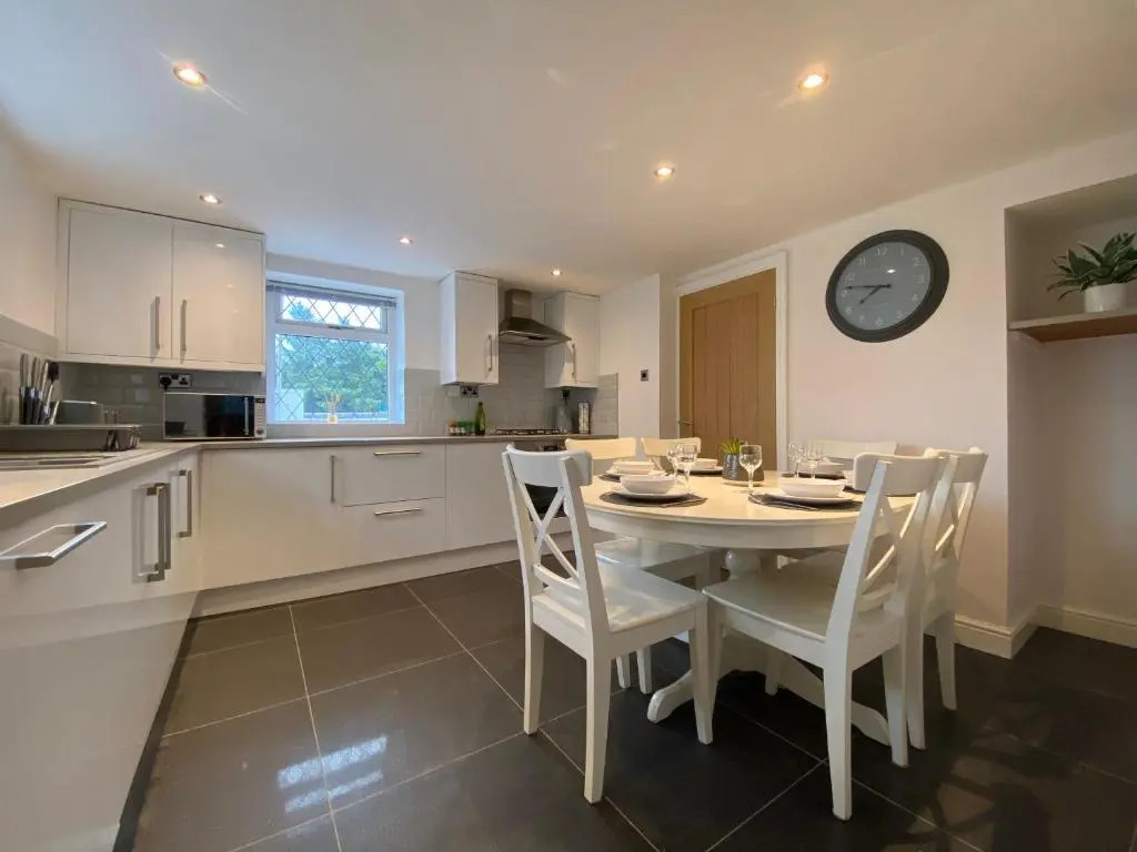 Modern 4-bed Cottage Llanwrst Town Centre & Parking - Snowdonia! near Betws-y-Coed