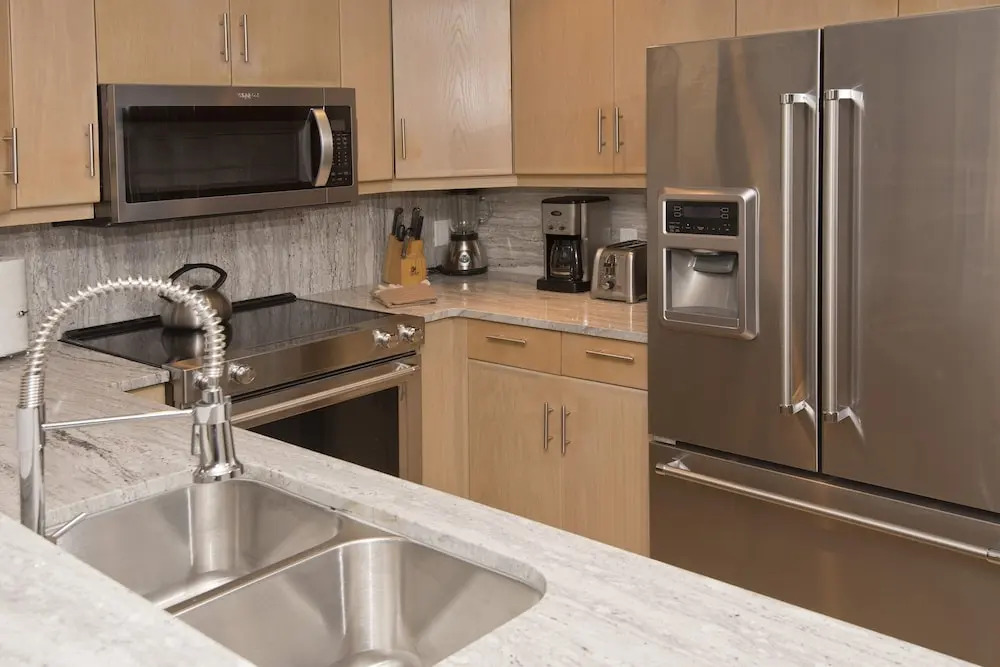 Gateway Plaza R4 2 Bedroom Condo by RedAwning