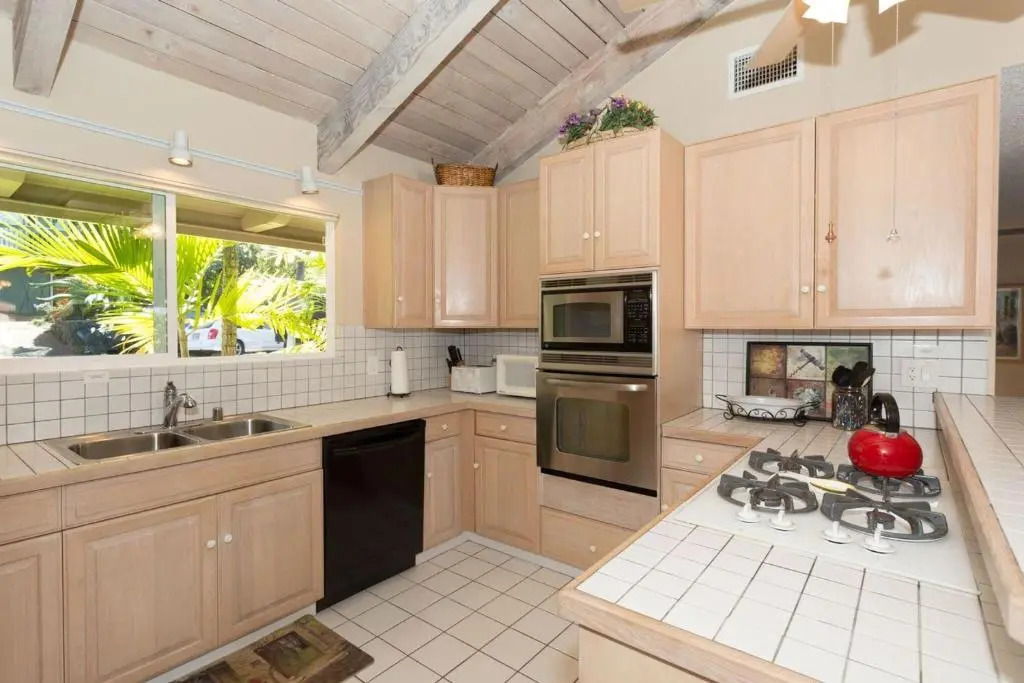 Hale Nani Loa - White Sands Beach Home by Casago