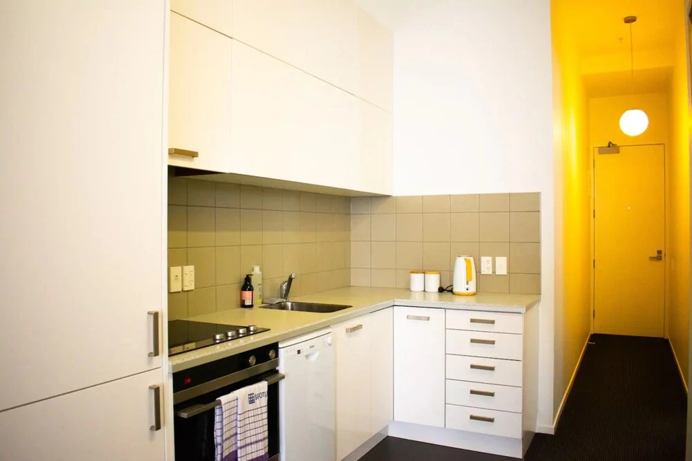 Light-filled 2 Bedroom Abode in Heart of the City