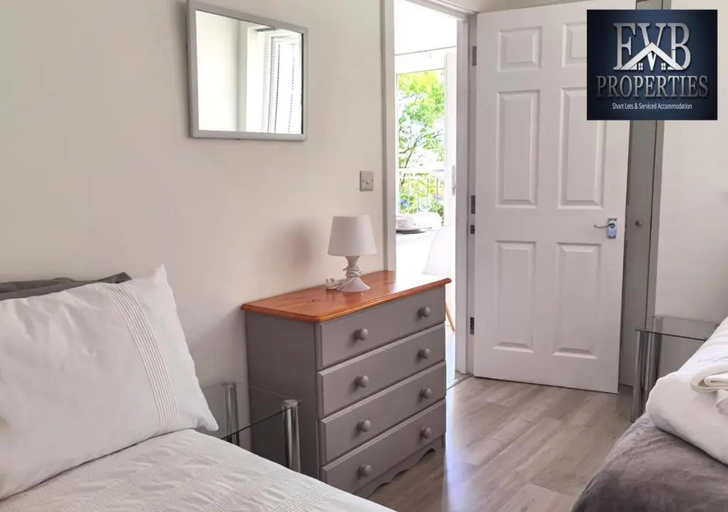 Spireview 2 Bedroom Apartment EVB Properties Short Lets & Serviced Accommodation ,Titanic City- Southampton
