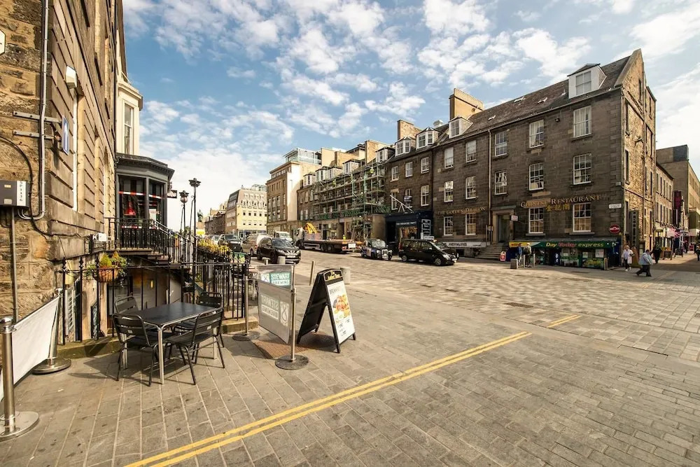 JOIVY Perfect Location! Charming Rose St Apt for Couples