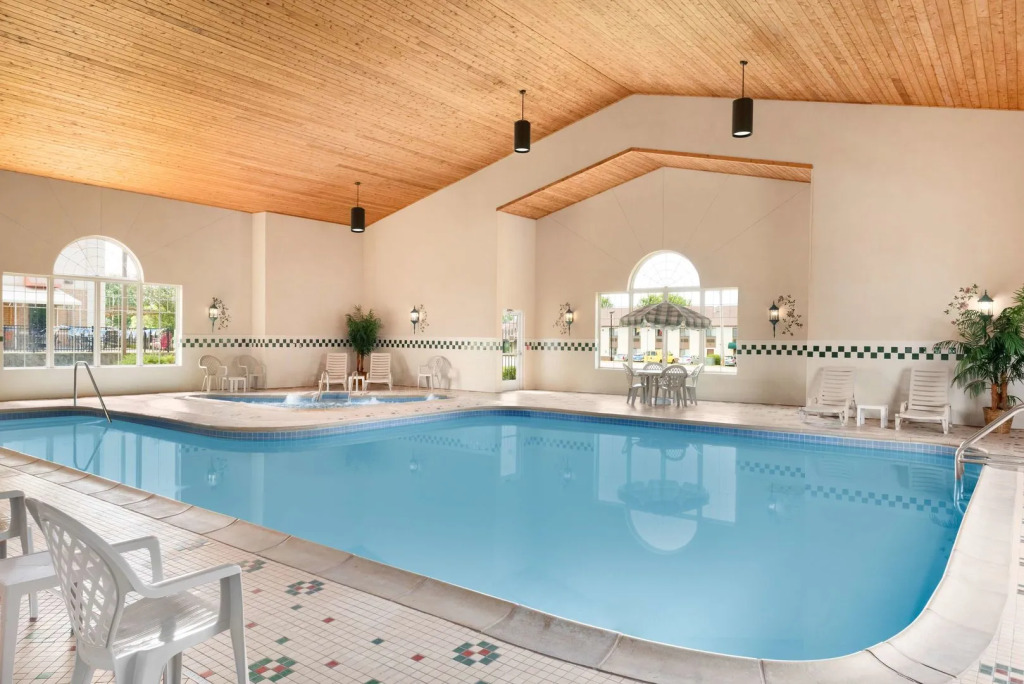 Country Inn & Suites by Radisson, Sycamore, IL