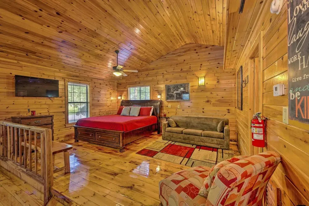 Ideally Located Broken Bow Cabin Private Hot Tub
