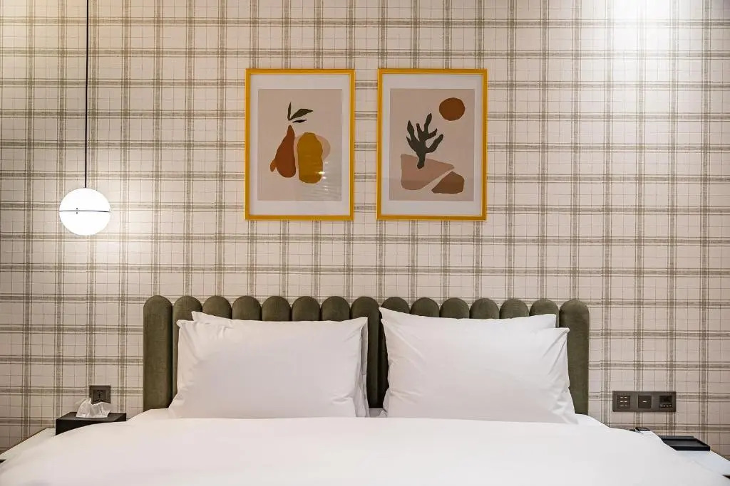 Brown Dot Hotel Signature