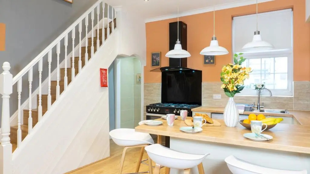 Air Host and Stay - Daisy House - Large 3 bedroom sleeps 8 10 minutes from city centre