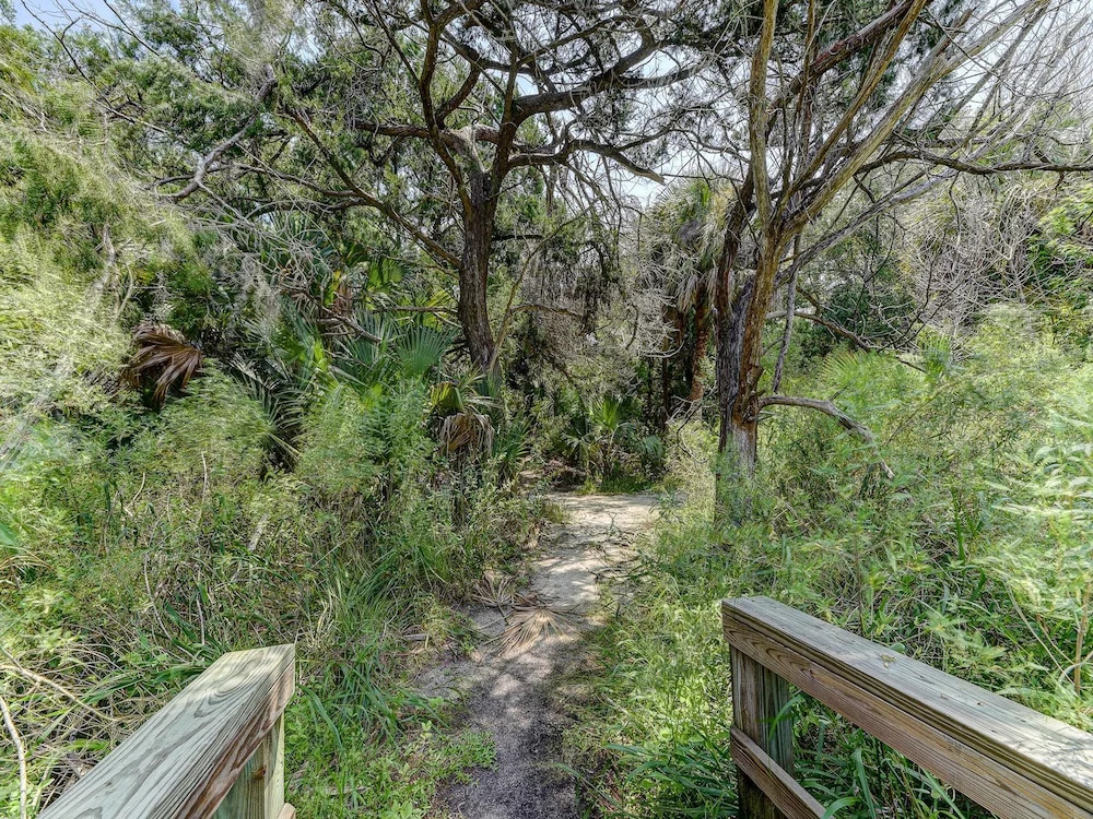 Island Retreat Upper B by Vtrips