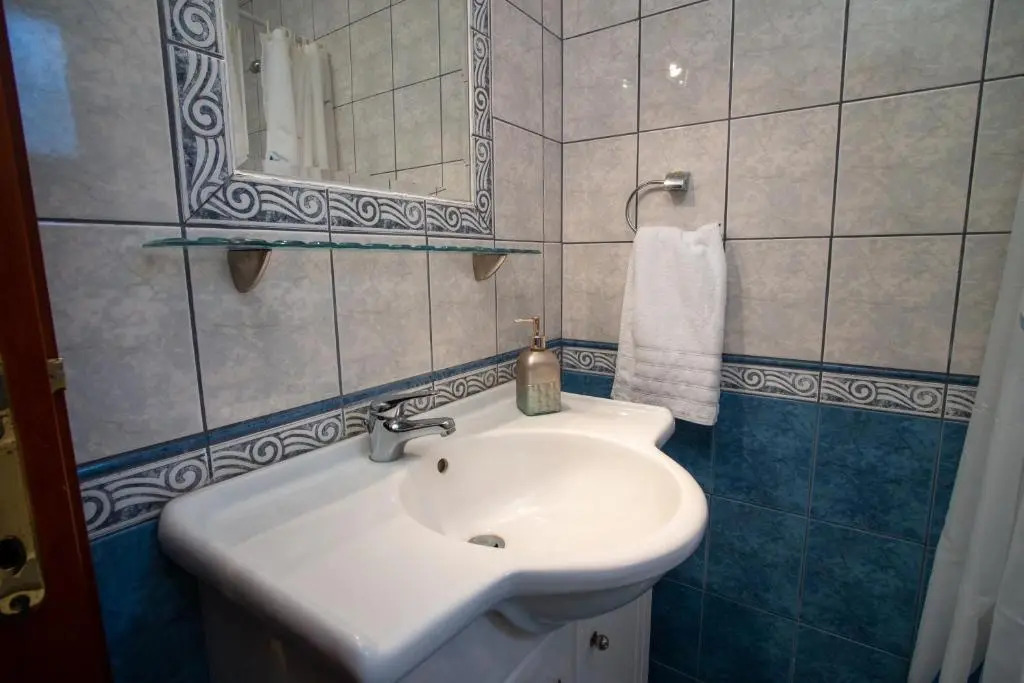 Private 6-bdrm Villa with garden 150m to beach