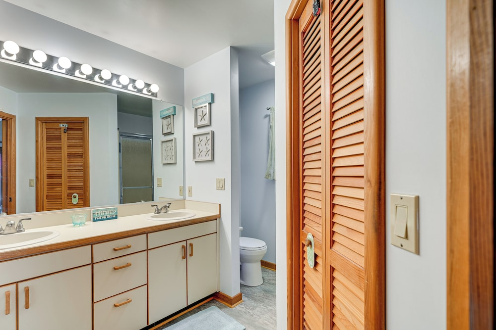 1/2 Mi to Beach Access: Southern Shores Gem + Deck