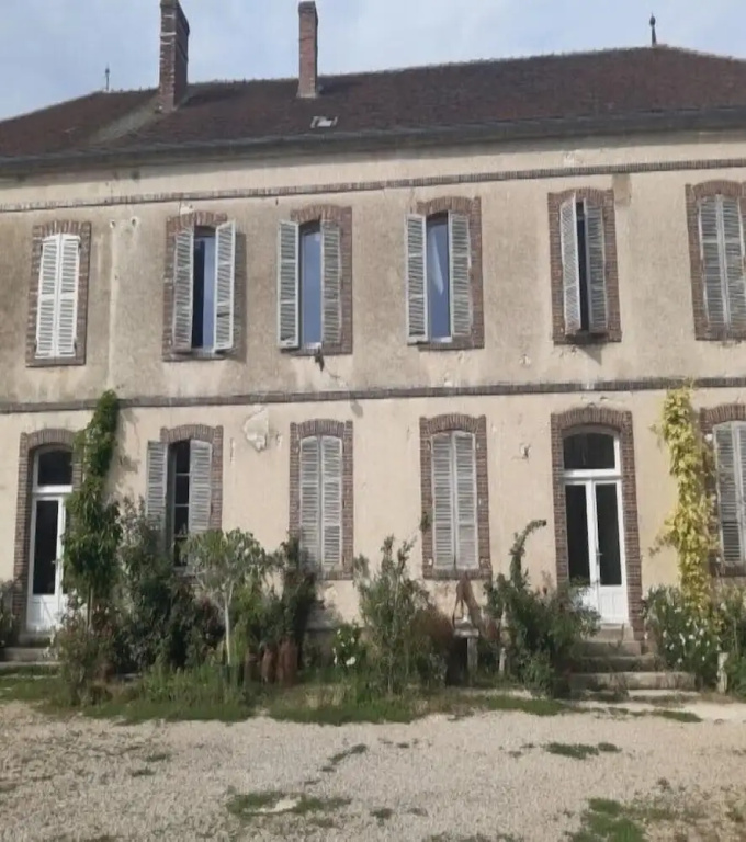 Grand corps de ferme à la rue Messire Etienne 89113 Neuilly Valravillon