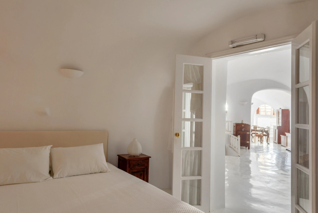 White House Villa with 3 bedrooms and amazing views at Oia