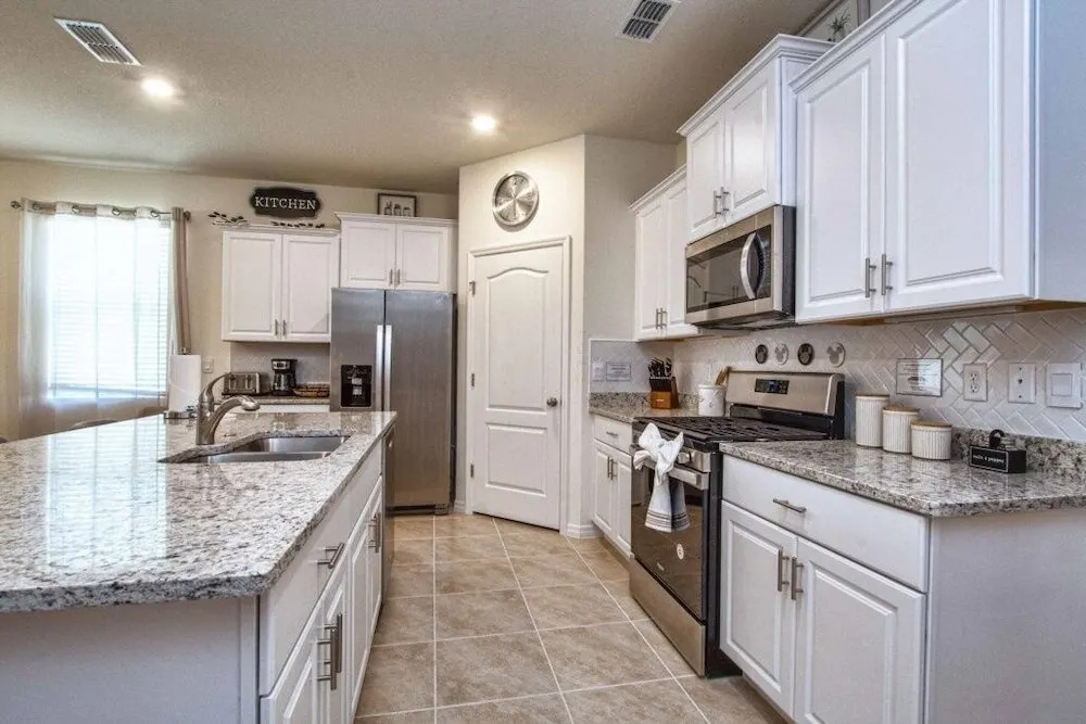 Brand New, Modern Decor, Pool& Spa- 7047sr 7 Bedroom Home by RedAwning