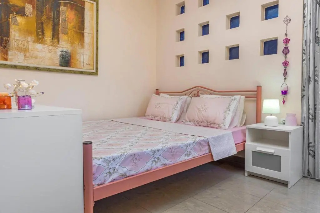 1-Sea view beach studio for 2 in the city centre!