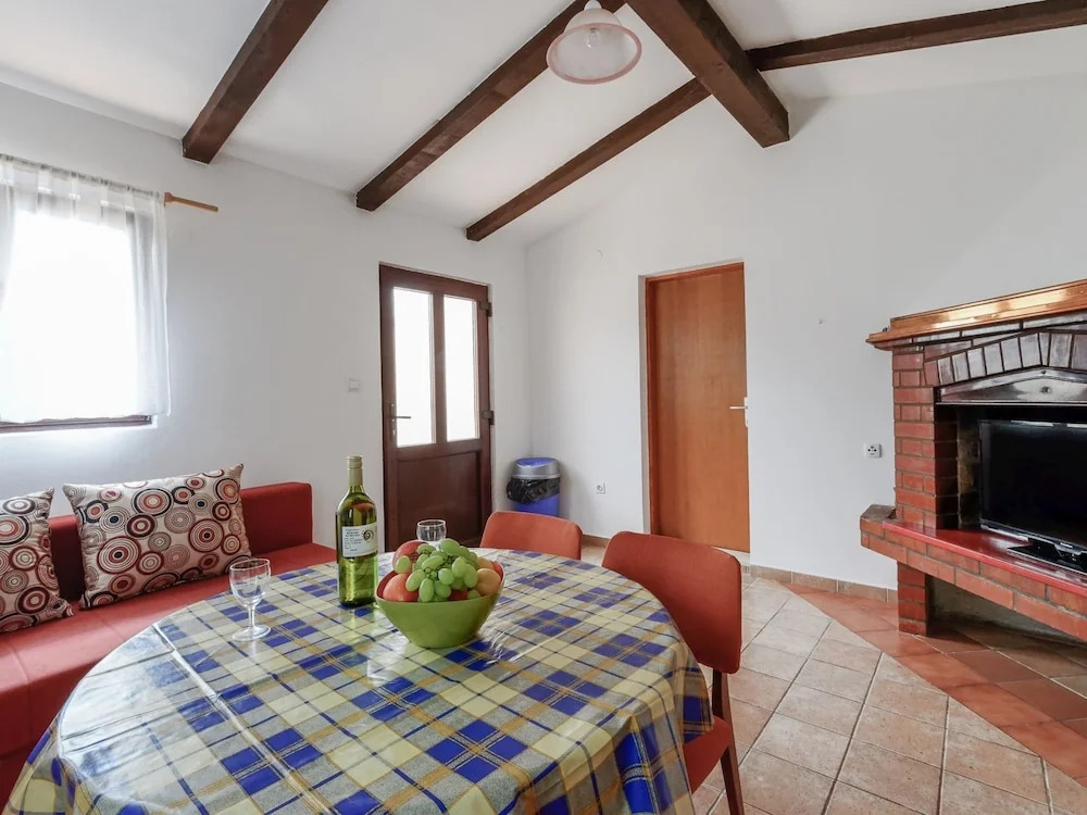 Nice Bungalow With Shared Swimming Pool and Enclosed Garden With Bbq, Pula 5 km Away
