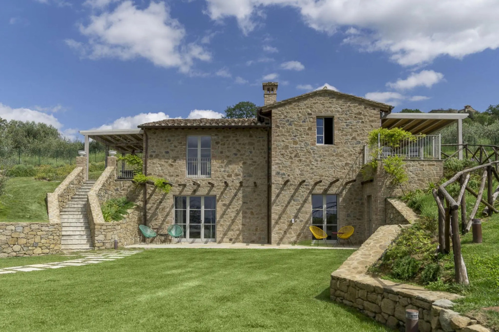 On a private road, nestled among olive trees and unspoilt landscapes, lies Villa Polvese. In an elev-Villa Polvese