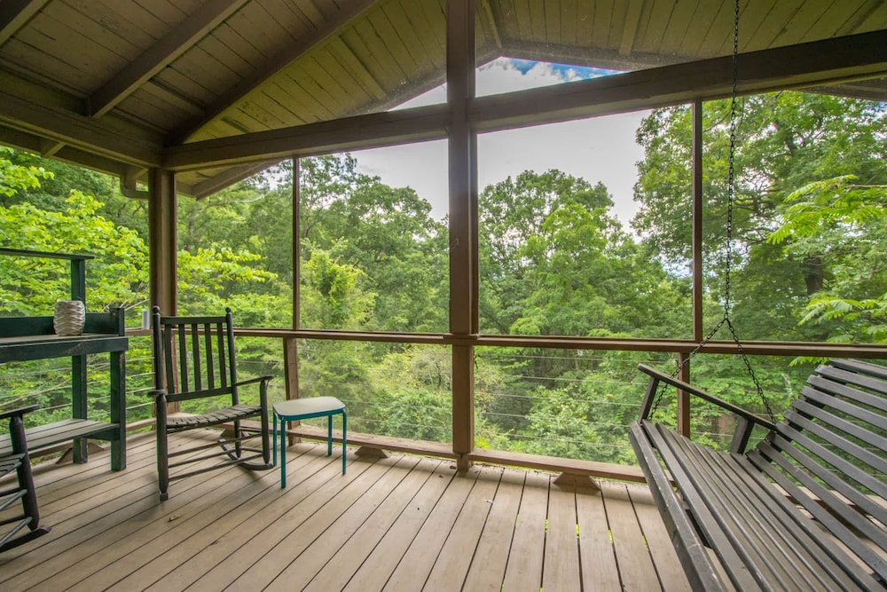 Spacious 4BR w Fireplace Ping Pong Free Tix