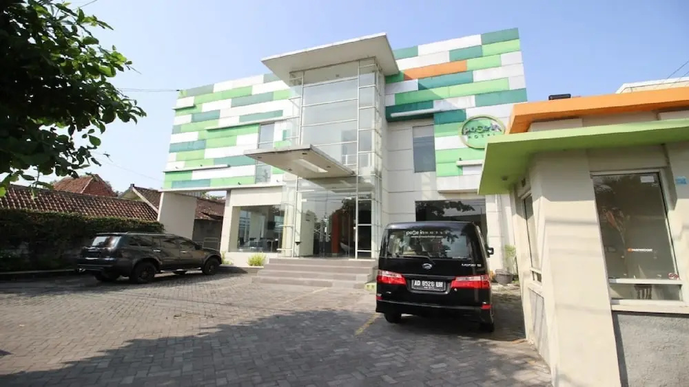 RedDoorz Plus near Keraton Yogyakarta 2