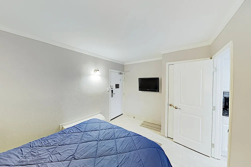 Ground-level Oceanfront W/ Pools & Hot Tubs 1 Bedroom Condo