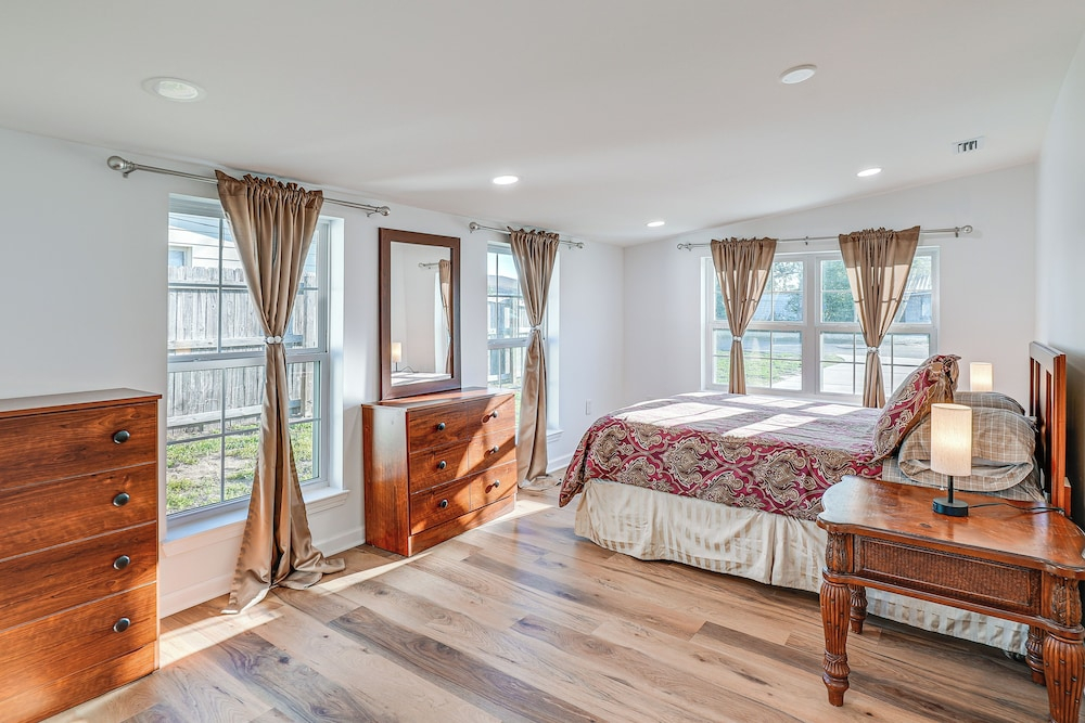 5 Mi to Dtwn Panama City! Family Haven w/ Patio