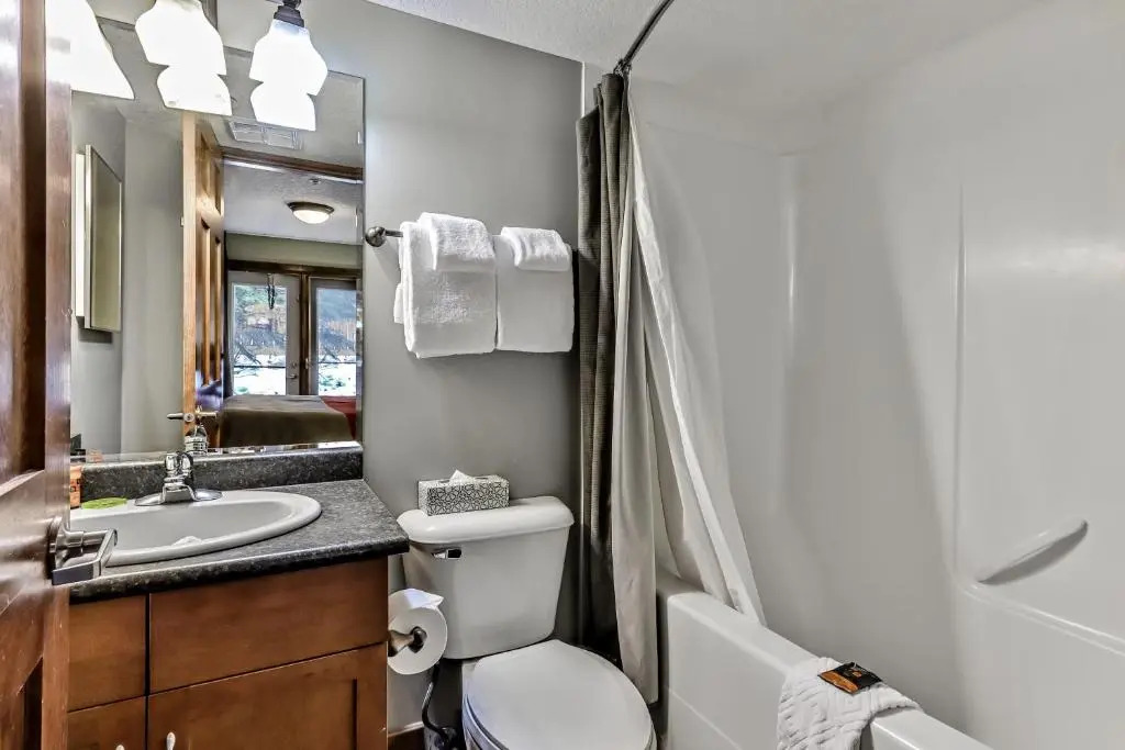 Fenwick Vacation Rentals Spacious Mountain 2 Bedroom with Hot tub