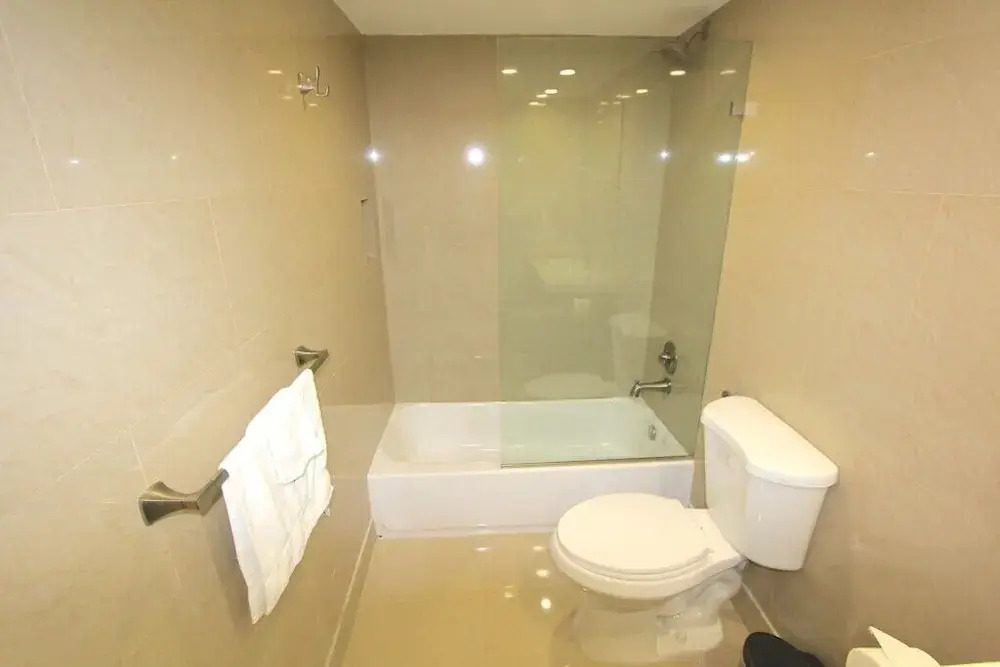1 Bedroom + Den Bay View Apartment Or1610