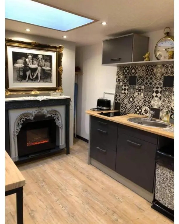 Appartement romantique parisien, baignoire rétro au pied du lit
