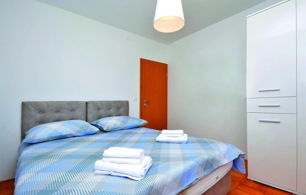 Nice Home In Zrnovnica