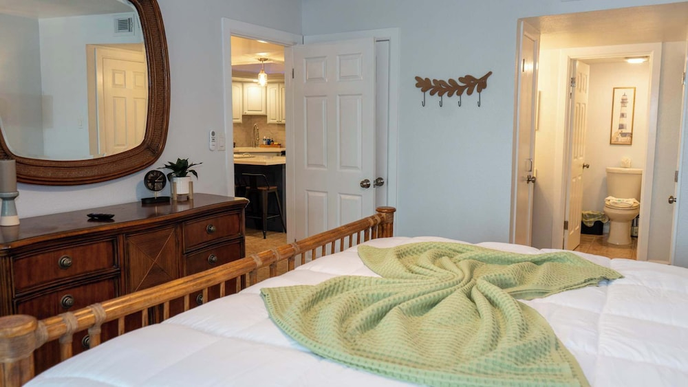 Sleeps 10 Direct Beach Heated Pool