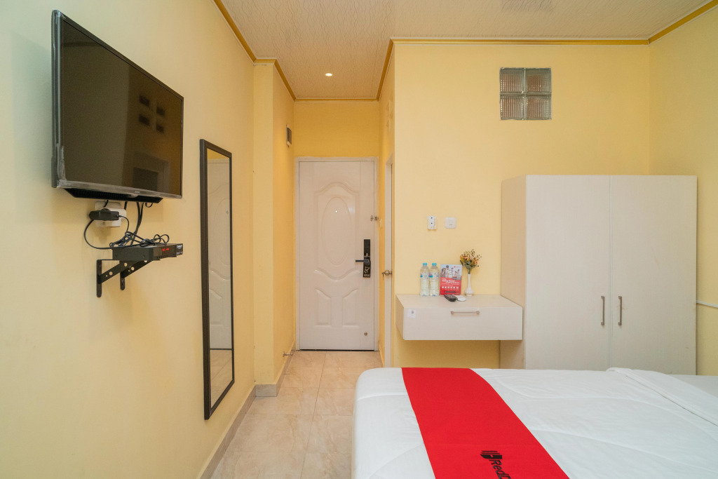 RedDoorz Plus Syariah near Pasar Turi