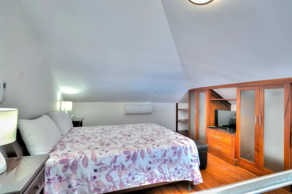 Oceanview Apartment With Large Balcony and Next to the Beach