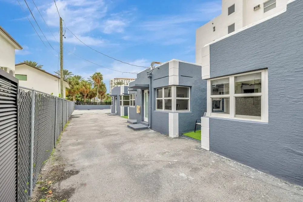 Sophisticated 2BR1BA Short Walk to Beach