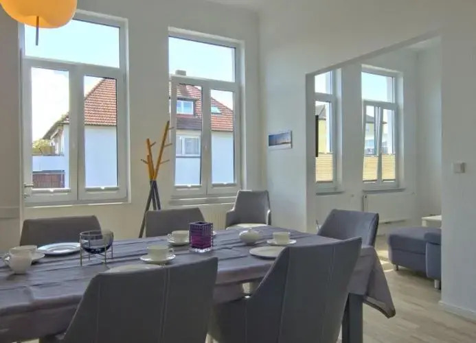 WoogeElisa - Ehrwürdige Dorfvilla in Strandnähe