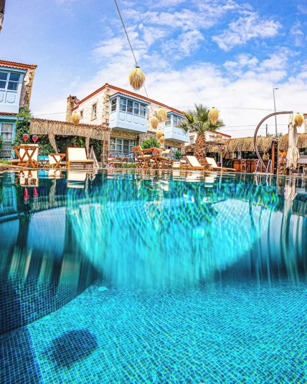 Dort Mevsim Alacati