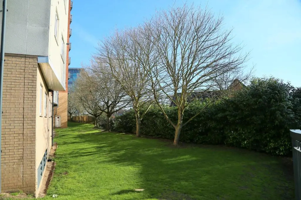 1 Bed Corporate stay-WALK TO STATION-LONDON 18 MIN