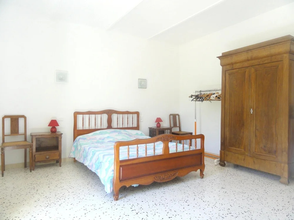 House With 2 Bedrooms in Saint-laurent-la-vernède, With Enclosed Garde