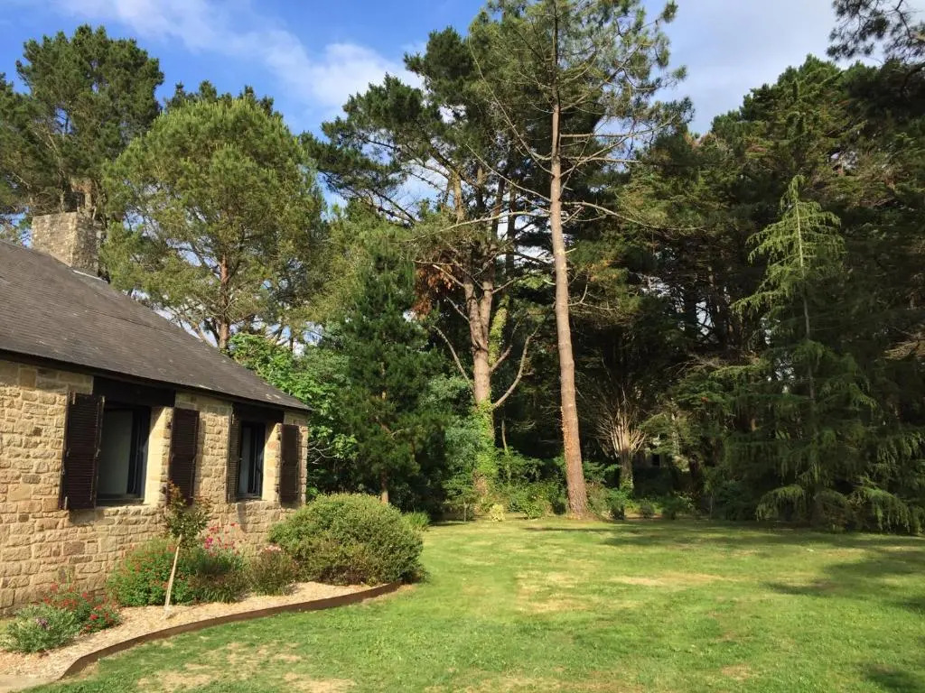 Superbe maison dans un parc boise a 5 min a pieds de la mer